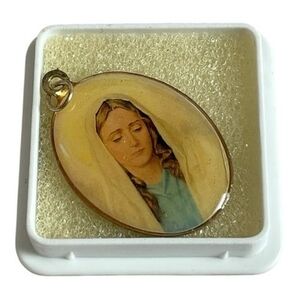 Vintage Blessed Virgin Mary Gold Plated Medal Pendant Vatican Italy NIB